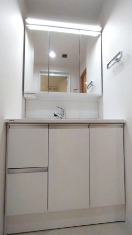 リーベスト保土ケ谷D棟の独立洗面台|朝の支度にも助かる、独立の洗髪洗面化粧台