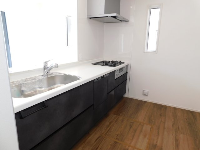 愛西市諸桑町東浦の新築一戸建のキッチン|◇キッチン◇　　人気の対面式・人工大理石天板システムキッチン・食洗機・浄水機能付ハンドシャワー・静音仕様シンク・薄型換気扇・スローインクローズレール・床下収納庫