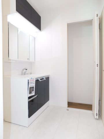 愛西市諸桑町東浦の新築一戸建の独立洗面台|◇洗面室◇　　吊収納付き三面鏡シャワードレッサー（ワイドサイズ）　リネン収納と床下収納完備♪