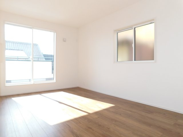 愛西市諸桑町東浦の新築一戸建の洋室|◇洋室◇　　南面で明るい洋室７．５帖　全居室収納完備！　バルコニー利用可♪