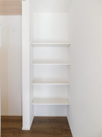 愛西市諸桑町東浦の新築一戸建の収納|◇パントリー◇　　日用品や食料品などの収納に便利な可動棚付きパントリー♪