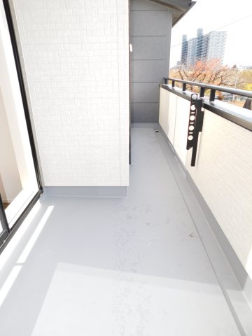 愛西市諸桑町東浦の新築一戸建のバルコニー|◇バルコニー◇　　南面で陽当り良好なワイドバルコニー♪　洋室２部屋から出入りできます！