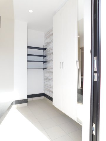 愛西市諸桑町東浦の新築一戸建の玄関|◇玄関収納◇　　家族の履物がしっかり収納できる大型シューズ収納♪　アウトドア用品や遊具が置ける可動棚付き！