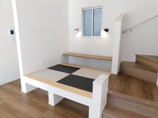 愛西市諸桑町東浦の新築一戸建の居間・リビング|◇マルチスキップ◇　　掘りごたつ風のお子様の遊び場やワークスペースにも使えるマルチスキップ♪　上部吹抜！