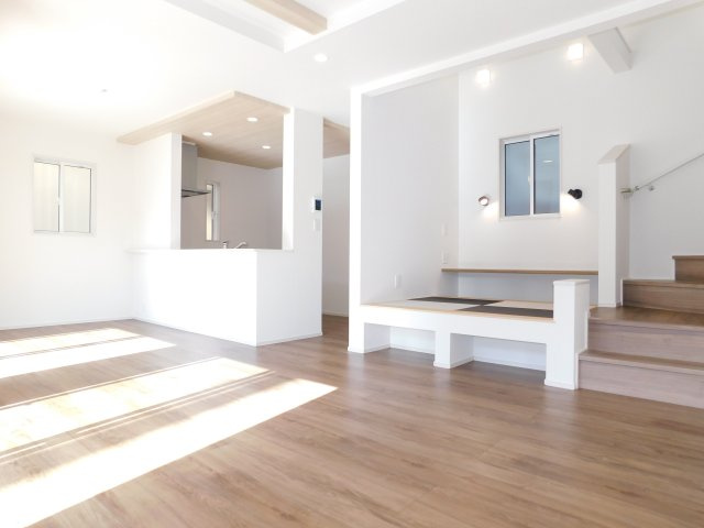 愛西市諸桑町東浦の新築一戸建の居間・リビング|◇リビング◇　　南面で明るく広いリビング１９．５帖　吹抜空間のカウンター付きマルチスキップ♪