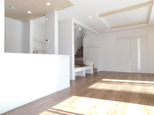 愛西市諸桑町東浦の新築一戸建の居間・リビング|◇リビング◇　　南面で明るく広いリビング１９．５帖　ポップアップ天井のおしゃれなキッチン♪