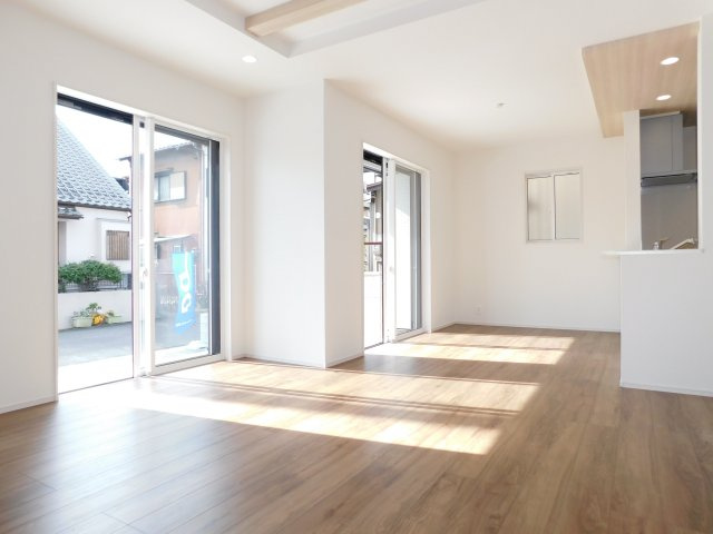 愛西市諸桑町東浦の新築一戸建の居間・リビング|◇リビング◇　　南面で明るく広いリビング１９．５帖　アクセントになる化粧梁と開放感を演出する折り上げ天井♪