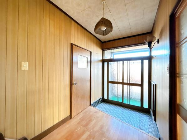 八戸市大字市川町字尻引前山の洋室|【現況販売】1階南側6畳洋室。南側の掃き出し窓からあたたかな陽が入る空間です。お庭に出ることもできます。