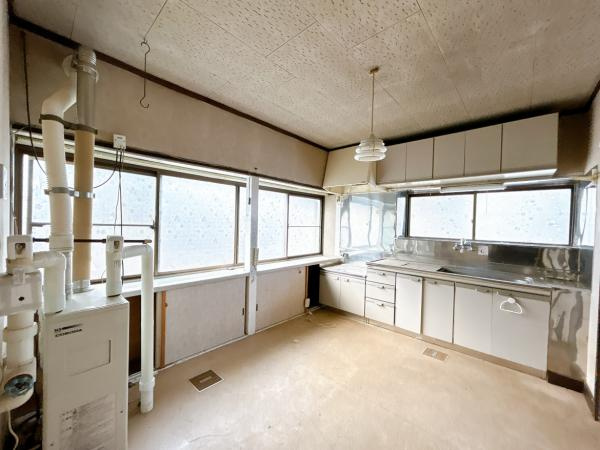 八戸市大字市川町字尻引前山の洋室|【リフォーム中】2階北側6帖洋室にリフォームするお部屋です。フローリング張り、壁天井クロス仕上げ、照明新品交換、クローゼット新設等を行います。