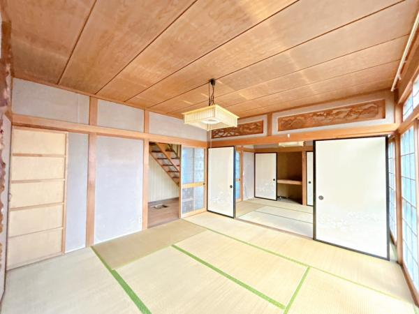 八戸市大字市川町字尻引前山のその他|【リフォーム中】リビング側の写真です。フローリング張り、壁天井クロス仕上げ、照明新品交換等を行います。