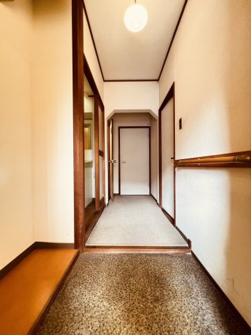 ハイツ東朝霧1号棟の玄関