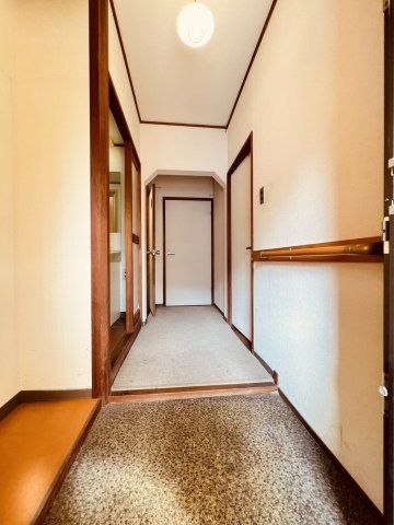 ハイツ東朝霧1号棟の玄関