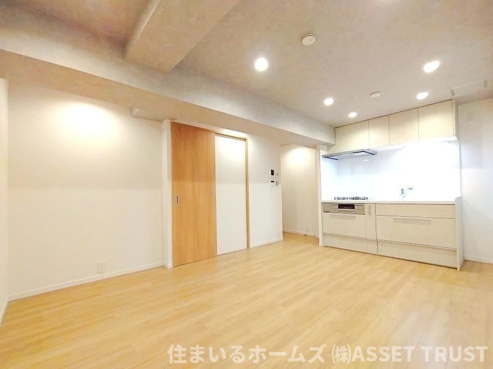 シャーレ―原宿の居間・リビング|木目調のスタイリッシュな内装にリフォーム済み！