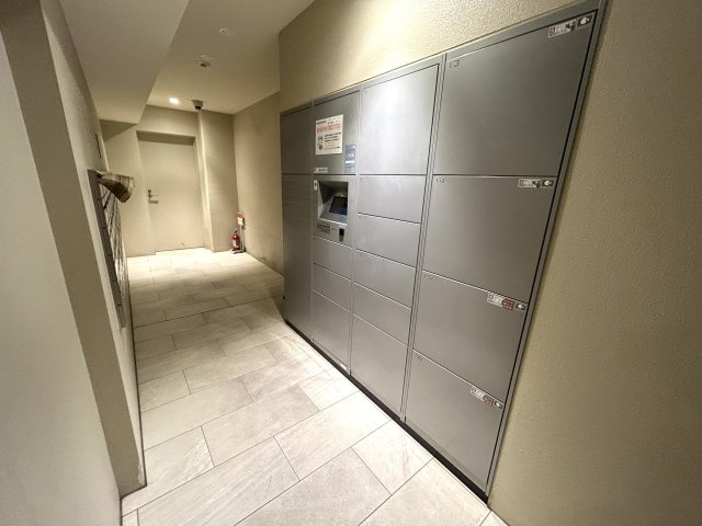 屏風浦駅徒歩10分　築浅マンション　ベレーナシティ　４階の設備|大型商品入る大型宅配ボックス
ネットスーパー等から届いた食品を宅配ボックスで受け取れる【食デリ】サービスも利用可能です。
