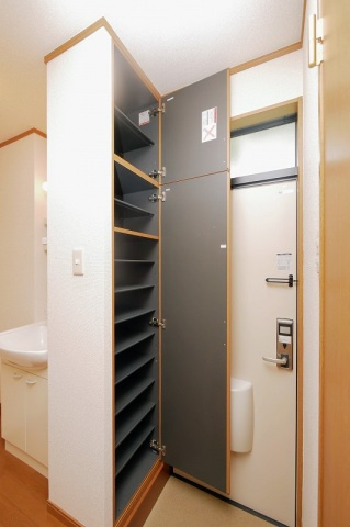 メゾンソレイユB棟の玄関