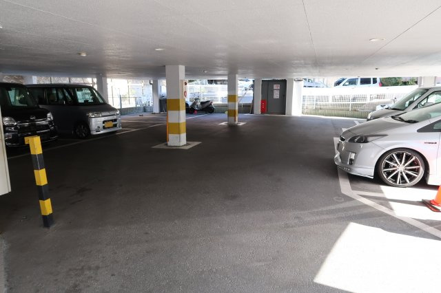 シャトーレジデント寝屋の駐車場|敷地内駐車場