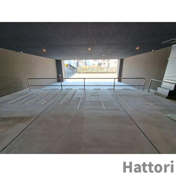 スプランディッド京橋EASTの駐車場