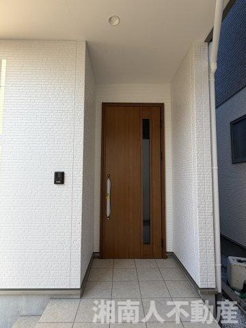 藤沢市善行６丁目３６３７－２新築戸建ての玄関|落ち着いた玄関です
