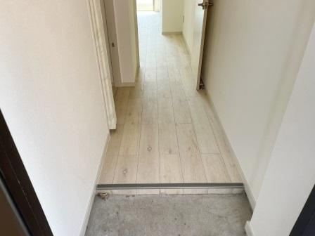 信和マンションの玄関