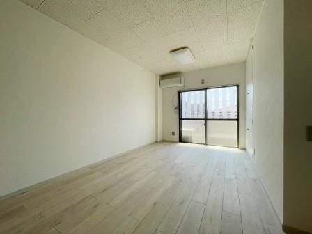 信和マンションの居間・リビング