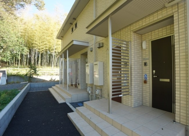 川崎市麻生区下麻生２丁目のアパートのエントランス