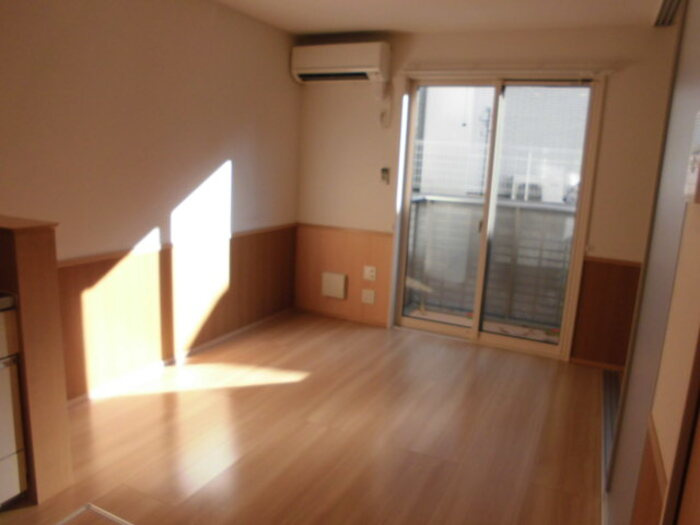 川崎市麻生区下麻生２丁目のアパートの居間・リビング