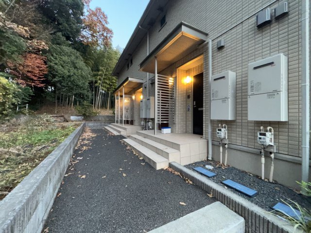 川崎市麻生区下麻生２丁目のアパートのエントランス