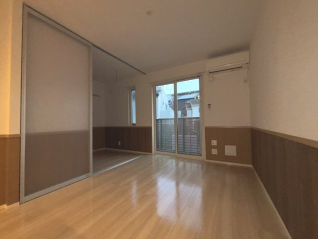 川崎市麻生区下麻生２丁目のアパートの居間・リビング