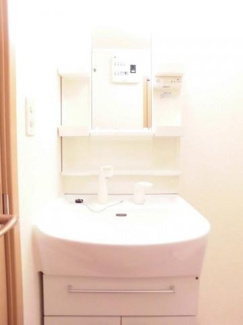 【洗面所】 | リトル　マーシュ　Ⅰ | スペースが確保できる洗面所です