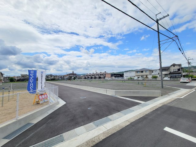 ライフフィールド岩出森の前面道路含む現地写真