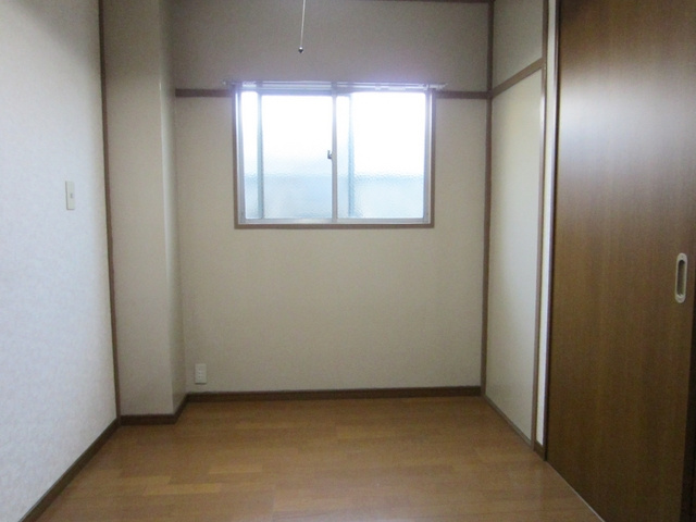 コートＭ＆Ａ　Ｐａｒｔ６の寝室|窓が多くあかるいお部屋です