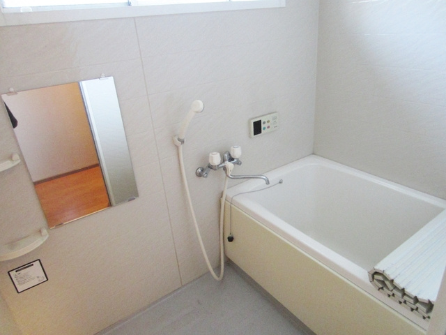 コートＭ＆Ａ　Ｐａｒｔ６の浴室|追炊き付き！窓も付いて快適なお風呂です