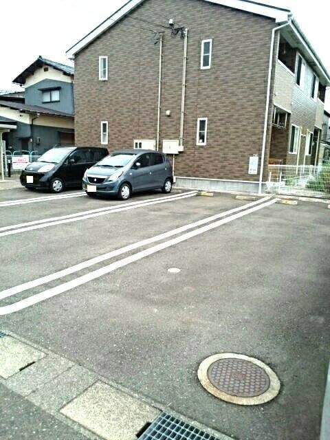 ウィング．バレー１３番館の駐車場