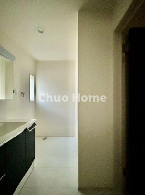 【脱衣所】 | 足立区佐野2丁目新築分譲住宅 | 【洗面所】明るい洗面所は朝をすっきりさせてくれる空間です。バタバタしている忙しい朝でも収納が多い洗面台では短い時間で効率良く支度ができます。