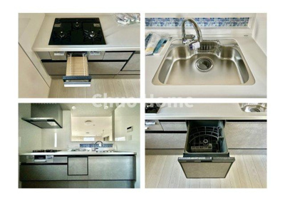 【キッチン】 | 足立区佐野2丁目新築分譲住宅 | 【システムキッチン】ワイドで収納豊富な使い勝手の良いカウンターキッチンには、食洗器や伸縮タイプのキッチン水栓、三ツ口コンロ・魚焼きグリルなどの便利な設備が標準完備されています。