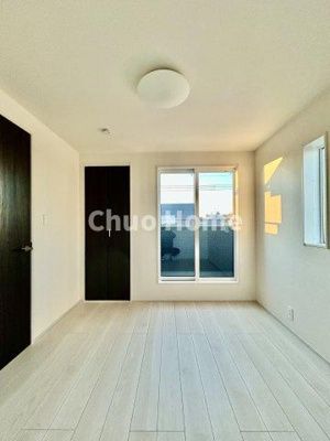 【洋室】 | 足立区佐野2丁目新築分譲住宅 | 【洋室】快適に過ごす条件は、一人ひとり違います。だからこそ飾り過ぎないシンプルな内装と偏り過ぎないデザインで統一しております。居住していく中でオーナー様だけの【マイホーム】に創り上げて下さい