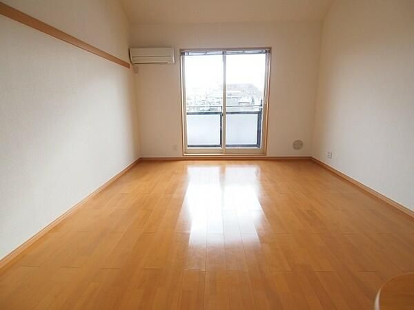 エイトハウス代々木上原の居間・リビング|■エアコン■24時間換気システム■ダウンライト