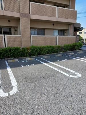 【駐車場】 | ポルトーネ | 駐車場があるので、車を買う予定の方も安心です