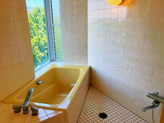 スカイリゾート伊豆高原の浴室|窓から自然を取り込むデザインが施されている