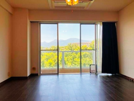 スカイリゾート伊豆高原の居間・リビング|天井設置式の空調