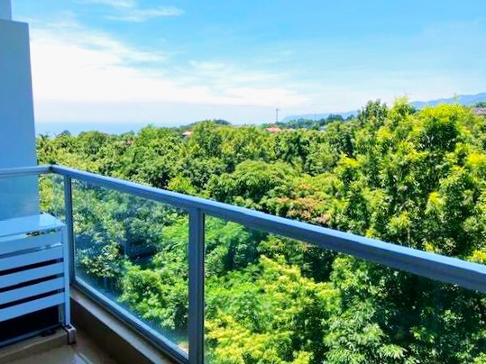 スカイリゾート伊豆高原のバルコニー|奥に海が見える様子が伝わります