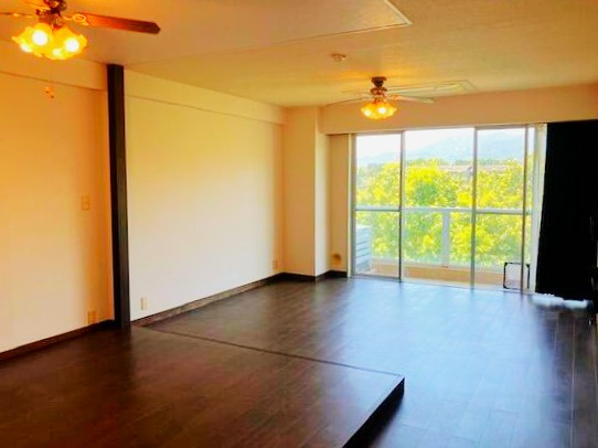 スカイリゾート伊豆高原の居間・リビング|みどりと採光により華やかに感じるよう