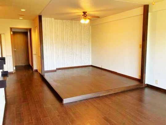 スカイリゾート伊豆高原の居間・リビング|リノベーションでフローリングとなった和室