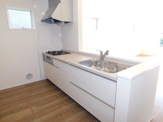 愛西市諸桑町郷城の新築一戸建のキッチン|◇キッチン◇　　人気の対面式・人造大理石カウンター・浄水機能付ハンドシャワー・静音仕様シンク・スローインクローズレール・Ｓｉセンサーコンロ（３口）・床下収納庫