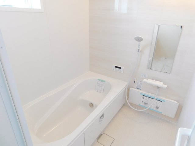 愛西市諸桑町郷城の新築一戸建の浴室|◇浴室◇　　広い１坪サイズ（ＬＩＸＩＬ）・浴室暖房乾燥機・断熱浴槽・エコベンチ浴槽・お手入れ楽々カウンター・キレイサモフロア・オートバス・バリアフリーバス・追い焚き・浴室窓あり