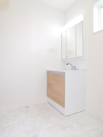 愛西市諸桑町郷城の新築一戸建の独立洗面台|◇洗面室◇　　三面鏡シャンプードレッサー　くもり止め仕様