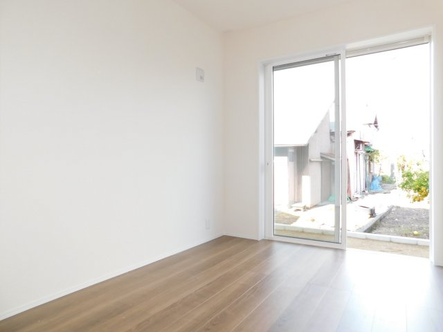 愛西市諸桑町郷城の新築一戸建の洋室|◇１階洋室◇　　明るい洋室４．４４帖　全居室収納完備！　