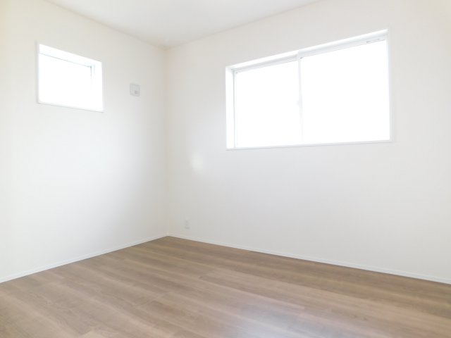 愛西市諸桑町郷城の新築一戸建の洋室|◇２階洋室◇　　明るい洋室５．２５帖　全居室収納完備！　