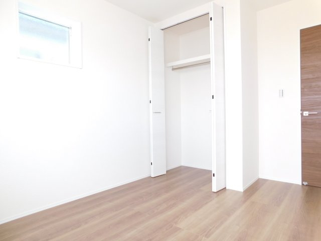 愛西市諸桑町郷城の新築一戸建の洋室|◇２階洋室◇　　明るい洋室５．４４帖　全居室収納完備！　