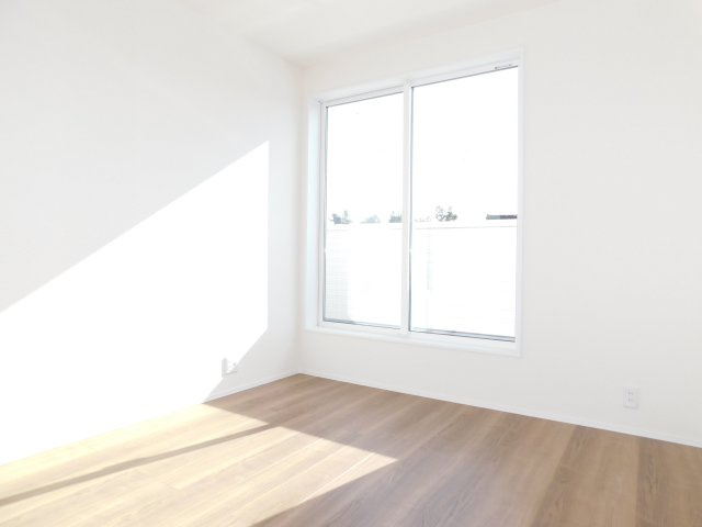 愛西市諸桑町郷城の新築一戸建の洋室|◇２階洋室◇　　南面で明るい洋室５．４４帖　全居室収納完備！　バルコニー利用可♪